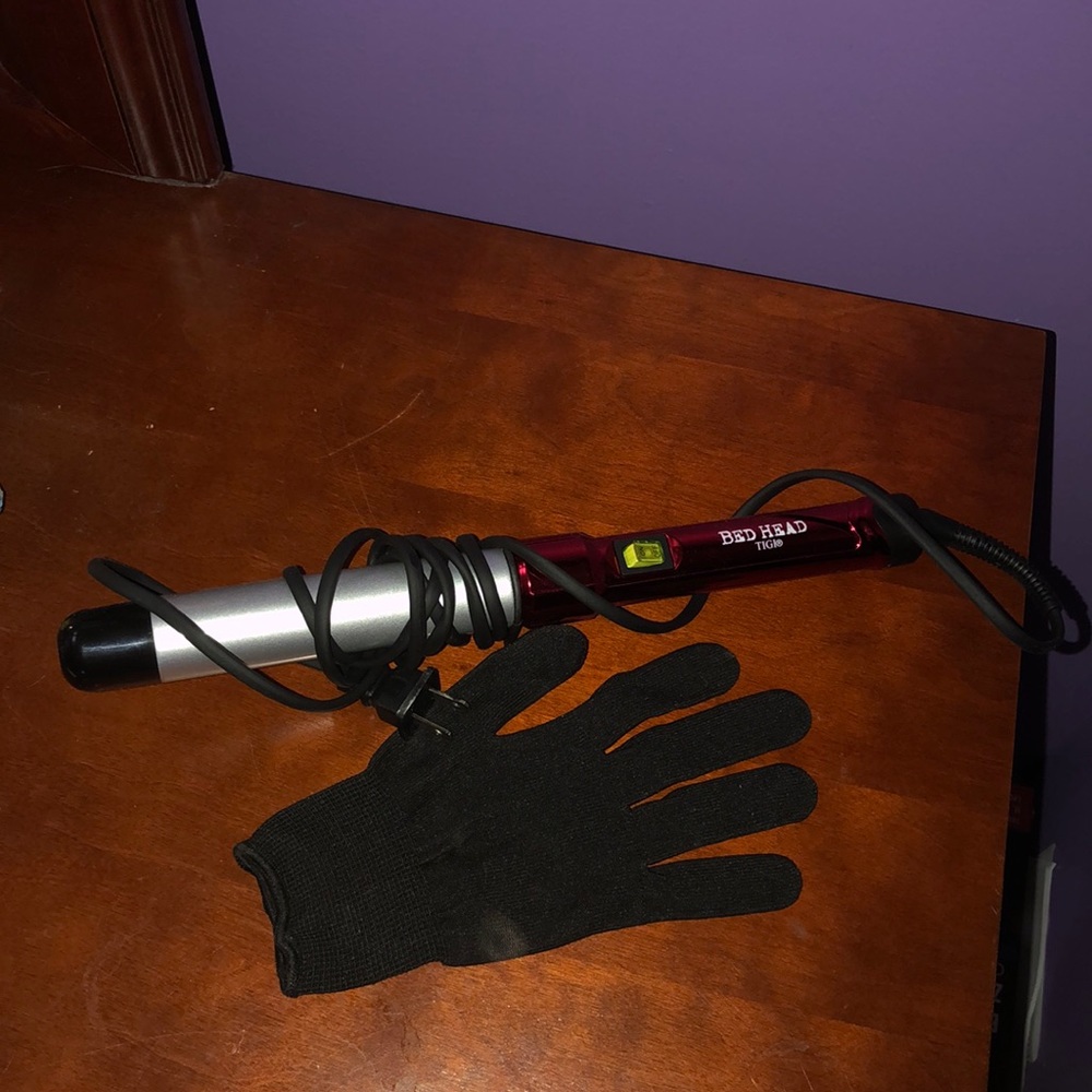 BedHead 1 1/4” curling wand with glove